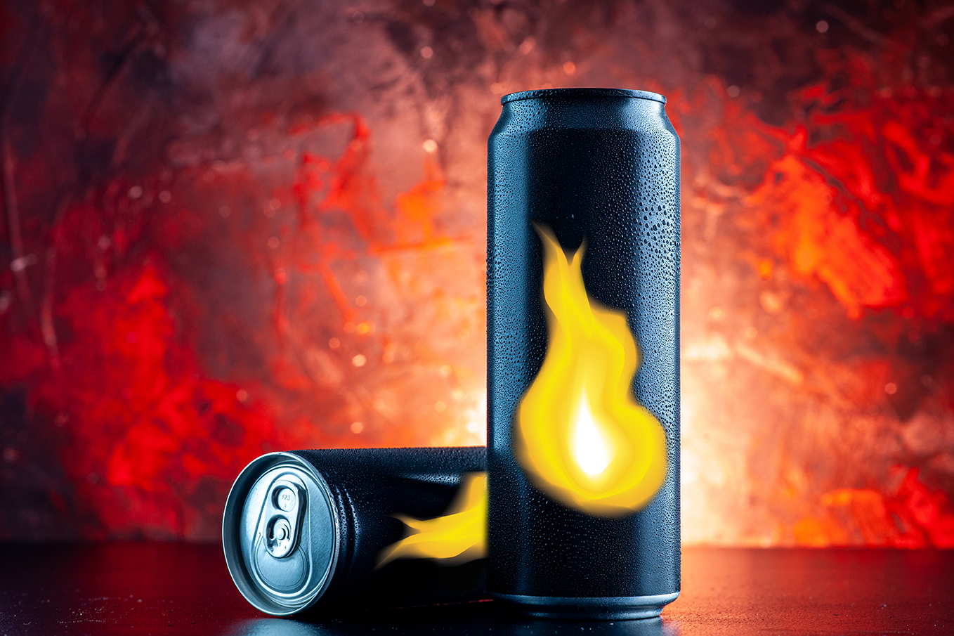 latas de bebida con llamas